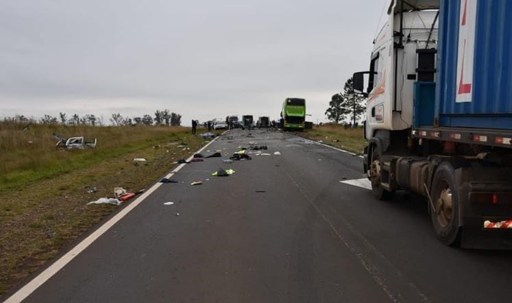 Un choque frontal en la Ruta 14 dejó un muerto y varios heridos. (Foto: Época)