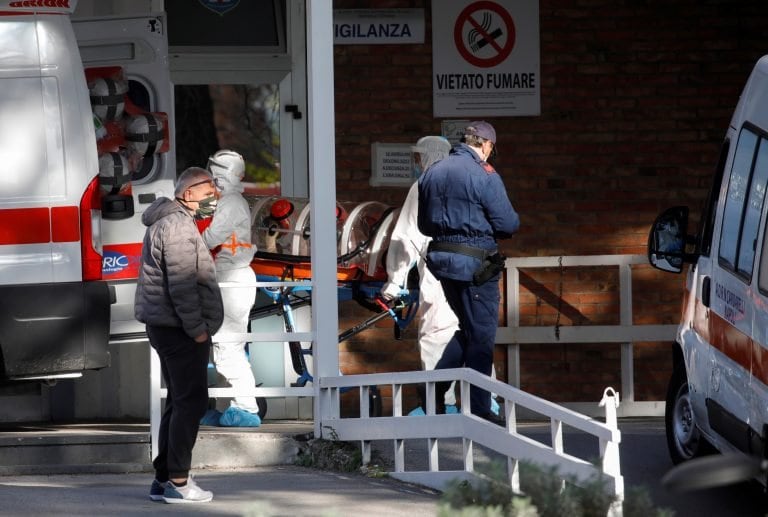 La entrada de la guardia de un hospital de Nápoles. (REUTERS)