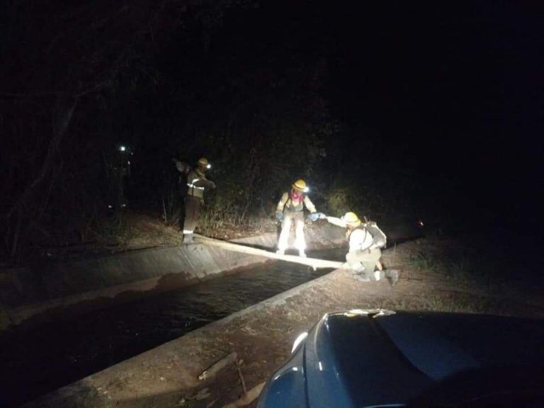 Hasta entrada la madrugada los brigadistas se desplazan por el área afectada para combatir el fuego desatado hace un mes en las Yungas jujeñas.