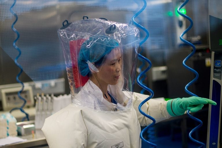 Shi Zhengli en el laboratorio P4 in Wuhan, capitala de Hubei, China (AFP)