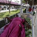 HOT01 ACEH (INDONESIA), 07/12/2016.- Varios pacientes permanecen en sus camas tras ser trasladados al exterior del hospital donde permanecían ingresados tras el terremoto de 6,5 grados que sacudió hoy la provincia de Aceh, en el norte de Sumatra, Indonesia, hoy, 7 de diciembre de 2016. Las autoridades de Indonesia elevaron a 49 el número de muertos y a casi 500 el de heridos tras el seísmo. La región del movimiento telúrico es la misma en la que en 2004 un potente seísmo de entre 9,1 y 9,3 grados formó un tsunami en el océano Índico que mató a unas 230.000 personas en una docena de países, la mayoría de ellos en Aceh. EFE/HOTLI SIMANJUNTAK