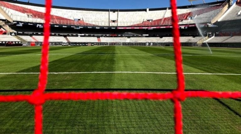 Algunos aspersores en acción en el estadio Monumental