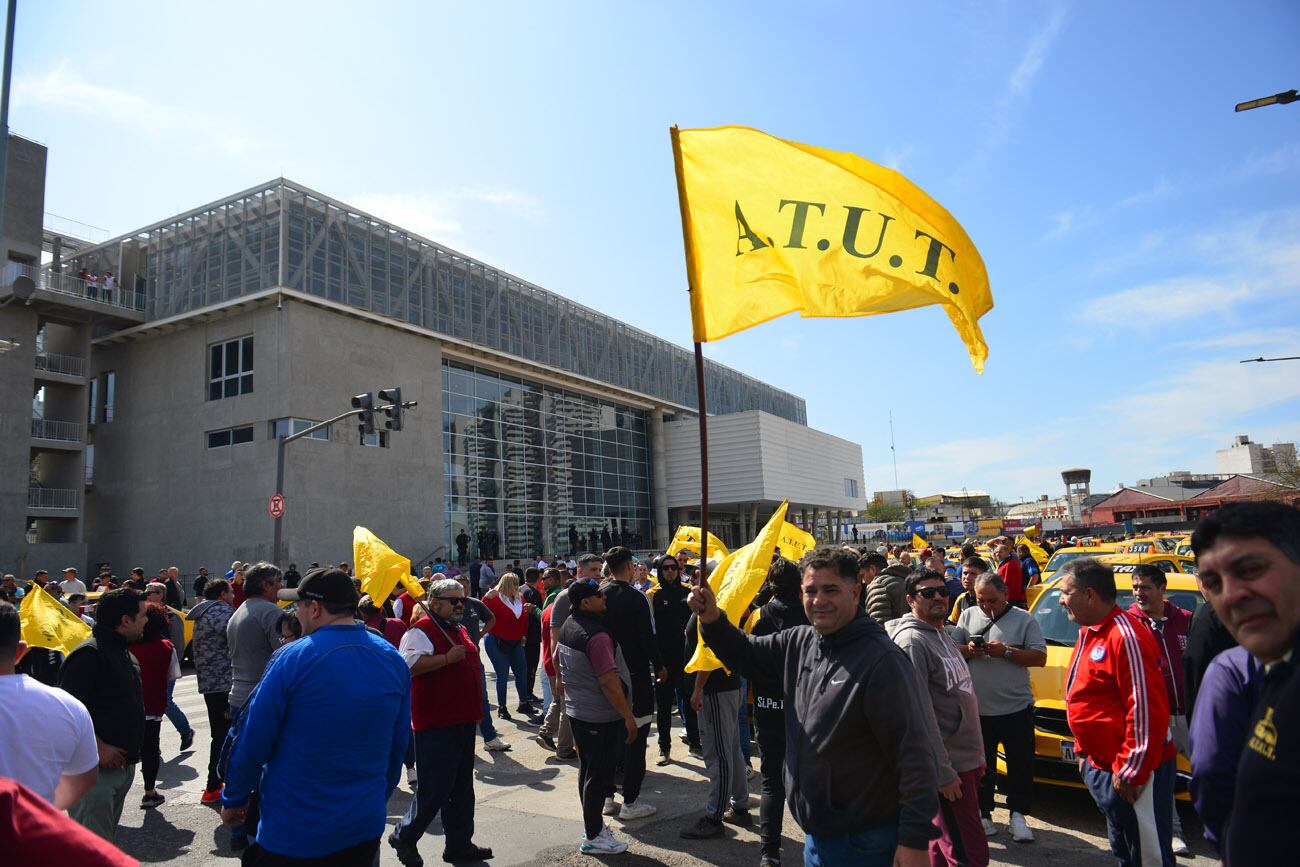 Protesta de taxistas frente al nuevo Concejo Deliberante de la ciudad de Córdoba. (NIcolás Bravo / La Voz)