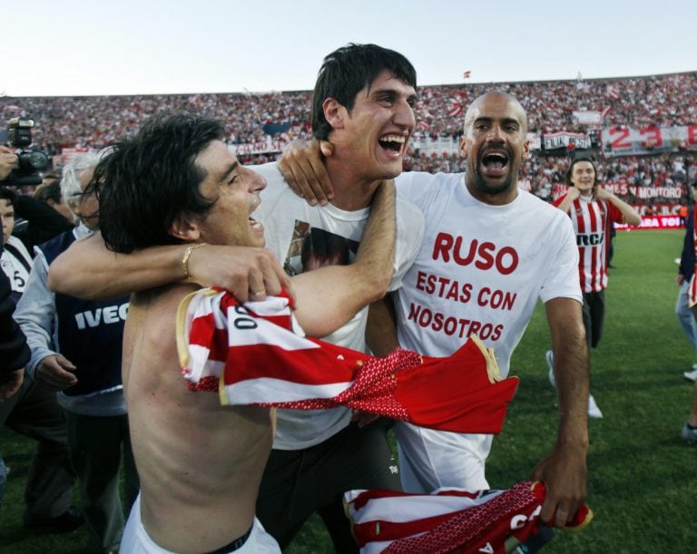 estudiantes de la plata se consagro campeon del torneo 

BUENOS AIRES (ARGENTINA), 12/12/2010.- El capitán de Estudiantes de la Plata, Juan Sebastián Verón (d), y Rodrigo Braña (i) celebran la obtención del Torneo Apertura hoy, domingo 12 de diciembre de 2010, después de derrotar 2-0 a Arsenal en Buenos Aires (Argentina). Estudiantes sacó a relucir su prosapia e hizo valer otra vez un plus que lo destaca: un fuerte compromiso de sus jugadores con su histórica camiseta. EFE/Leo La Valle cancha de quilmes juan sebastian veron Rodrigo Braña campeonato torneo apertura 2010 futbol futbolistas partido estudiantes de la plata arsenal