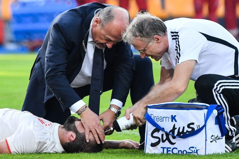 Los médicos atendiendo a Gonzalo Higuaín. Foto: Alberto PIZZOLI / AFP.