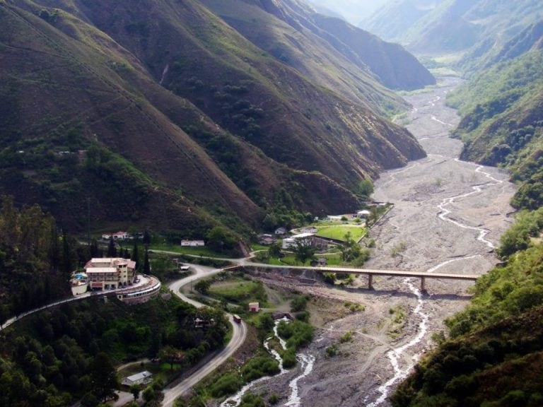 Vista del hotel de aguas termales y la quebrada del río Reyes, en Jujuy