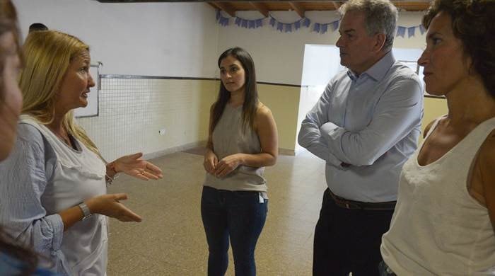 Héctor Gay visitó una escuela para ver cómo se desarrollan los avances de la obra