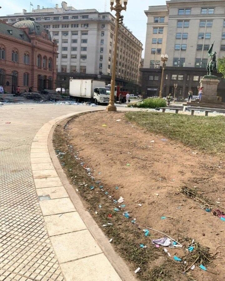 Así quedó Plaza de Mayo. (twitter: @alfredodeangeli)