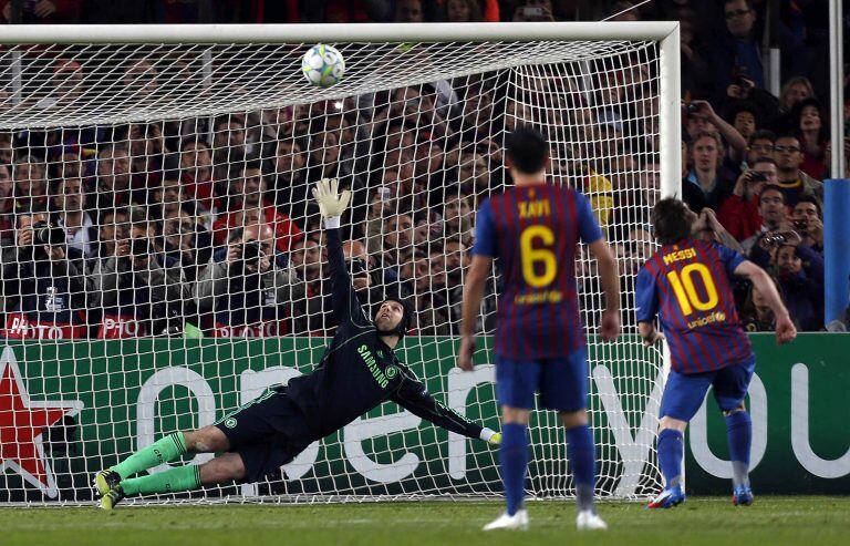 El delantero argentino del Barcelona, Lionel Messi  falla un penalti ante el portero del Chelsea Peter Cech el 24 de abril de 2012, (Foto: EFE/Alberto Estévez)