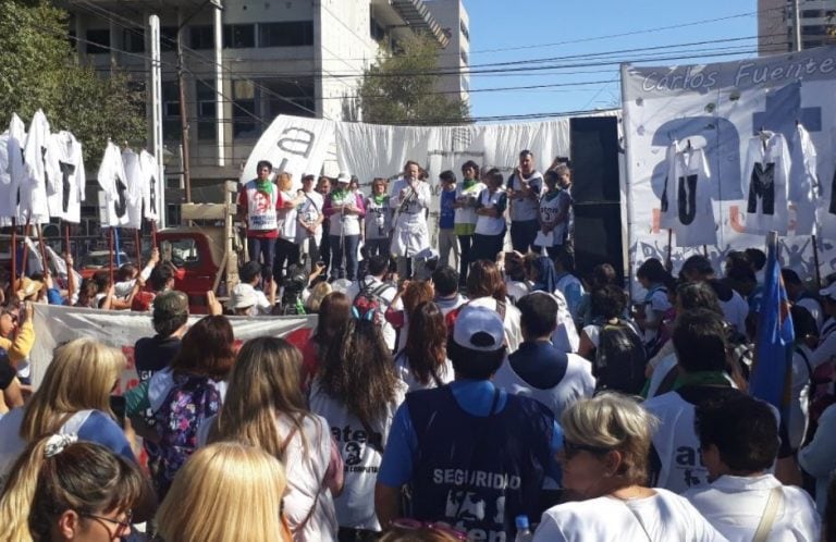 Marcelo Guagliardo, durante el acto de ATEN frente a la Casa de Gobierno. Foto: Twitter.