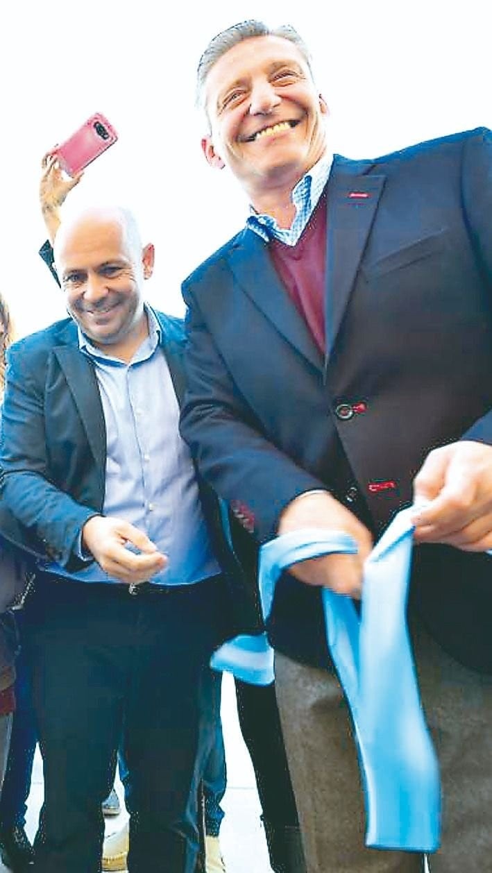 Mariano Arcioni junto a Ricardo Sastre, durante el almuerzo en Puerto Madryn (Foto: El Chubut).