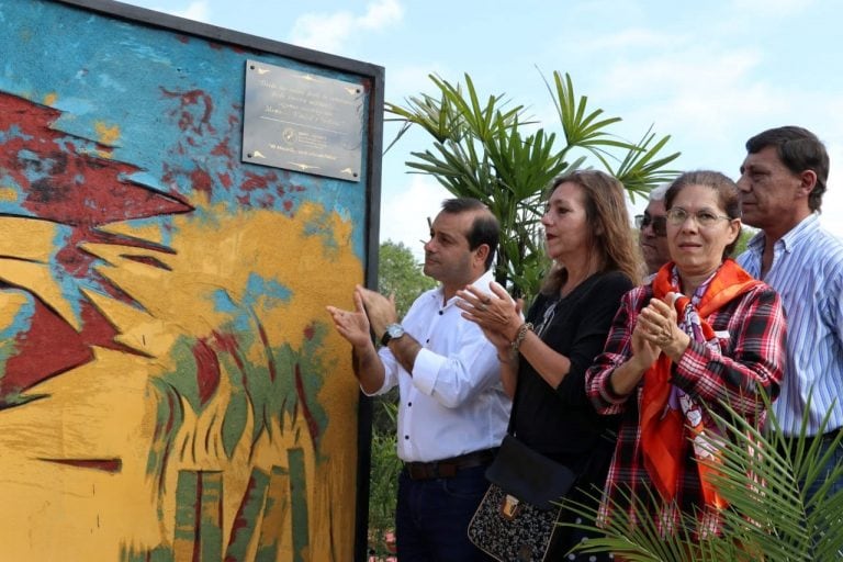 El vicegobernador Oscar Herrera Ahuad y la ministra de Derechos Humanos, Tiki Marchesini en el homenaje a los desaparecidos y quienes sufrieron cárcel y torturas. (Enfoque)