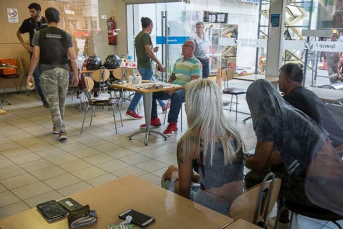 Seguirán detenidos los atrapados con droga en una estación de servicio céntrica