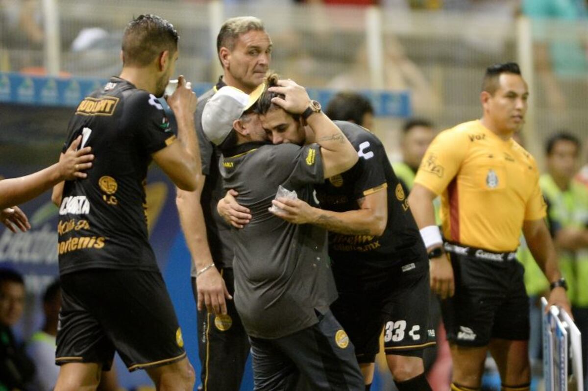El debut de Diego en Dorados: emotiva arenga y festejo alocado en el vestuario