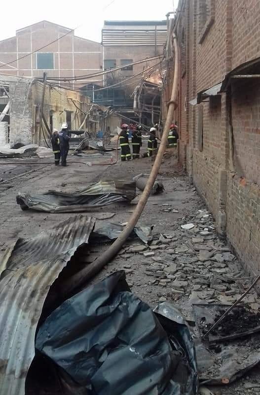 Los bomberos verificaban el estado en que quedaron las paredes de la planta fabril, percibiendo riesgo de derrumbes.