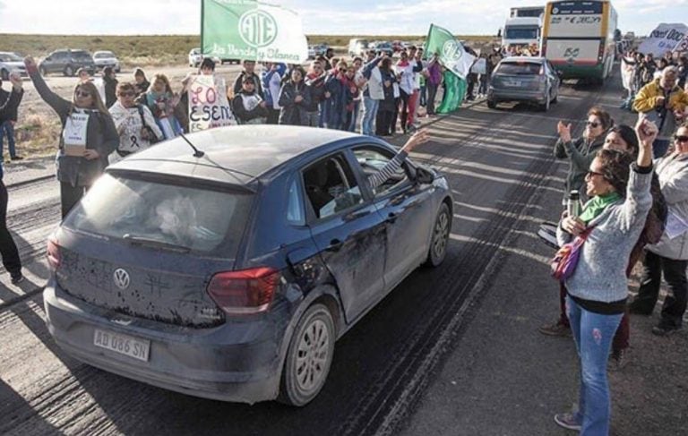 Continúan los cortes en la Ruta N° 3 en el acceso a Puerto Madryn.