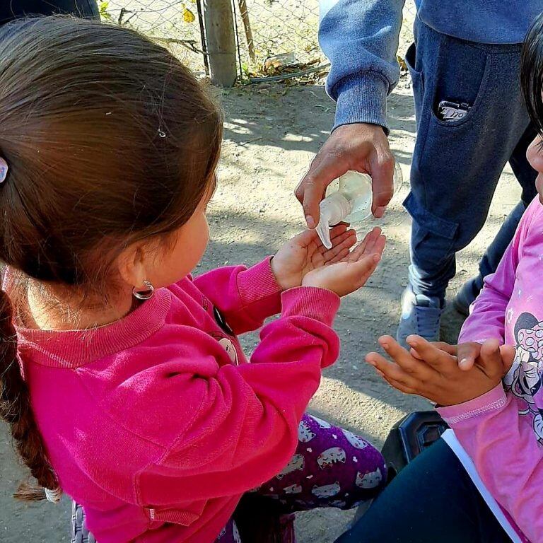 Vecinos de todas las edades son asistidos en diferentes barrios de Carlos Paz. (Foto: gentileza Micaela Farías).