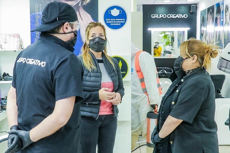 Lorena Henriques Sanches presente en desinfección de locales y entregando Kits de Prevención en Ushuaia