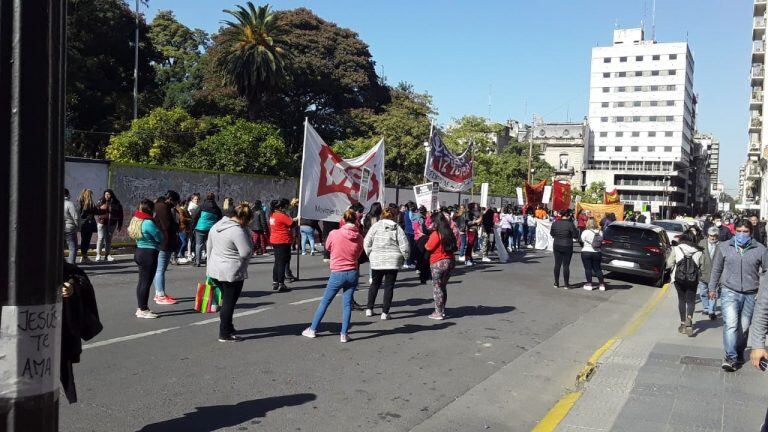 Diferentes agrupaciones marcharon frente a Casa de Gobierno.