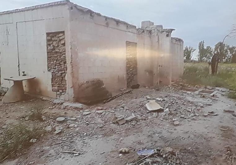 La construcción abandonada está ubicada en un descampado, en Santa Lucía.