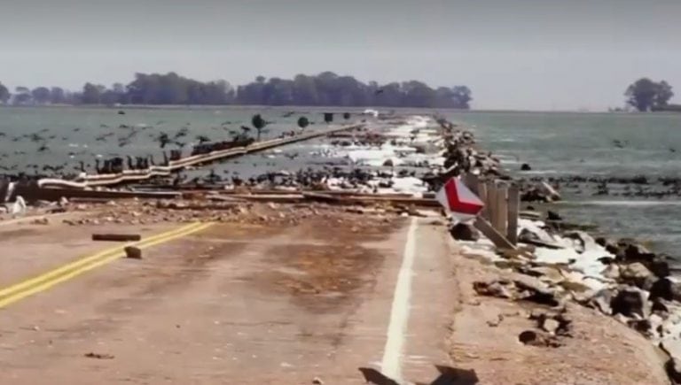 La Picasa sigue bajando y dejó expuesta una ruta totalmente destruida. (Captura de pantalla/Telenoche)