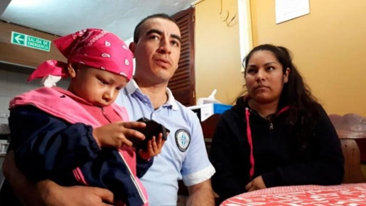 Su hijita de tres años tiene leucemia y él pide trabajo para pagar los gastos