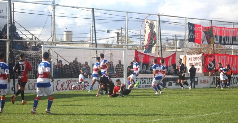 El cabezazo del volante central rojinegro ya viaja rumbo al arco