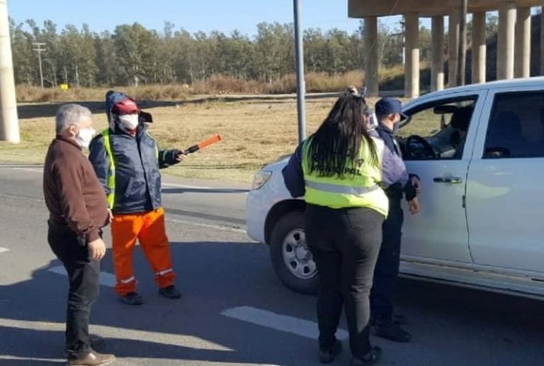 El intendente de la ciudad de Arroyito, Gustavo Benedetti participó de los controles sobre ruta 19