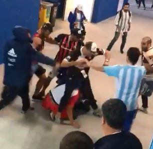 Argentinos y croatas, a las piñas debajo de una de las tribunas del Nizhny Novgorod Stadium.