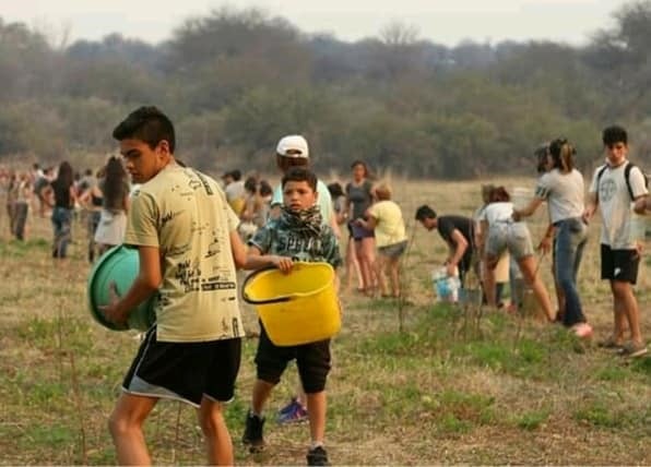 En Mina Clavero se formó un corredor humano de acarreo de agua para combatir los incendios. (Belen Intima)