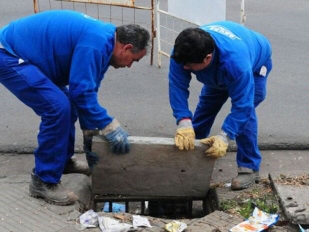 Aguas Santafesinas trabajaba dentro de la vivienda tras la rotura del emisario de agua. (Archivo)