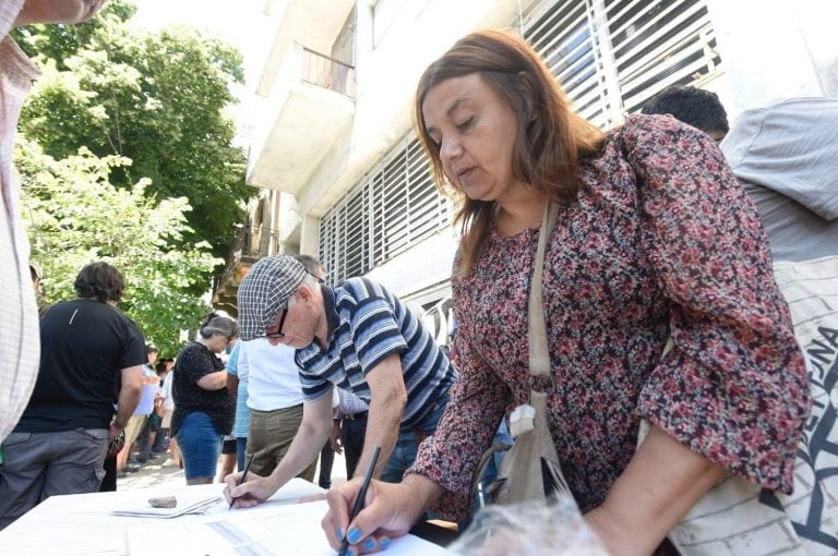 Juntaron firmas en la puerta de Camuzzi (AGLP).