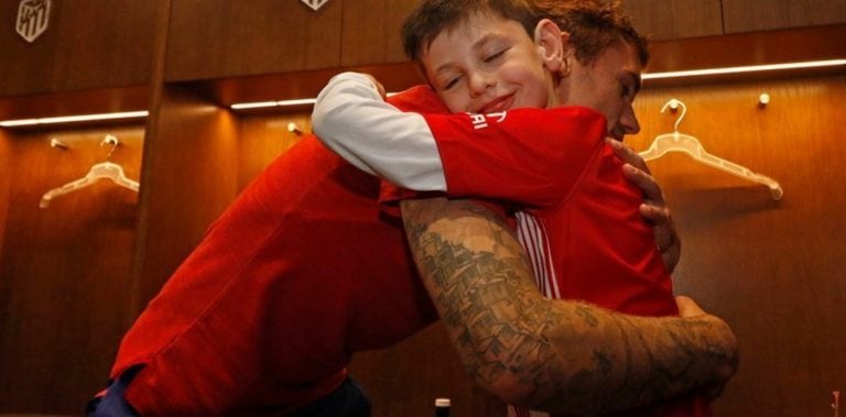 Manuel Oppenheimer, el niño argentino que conmovió al francés Antoine Griezmann y cumplió el sueño de conocer el estadio del Atlético Madrid. (Fotos: Alberto Molina / Prensa Atlético de Madrid)