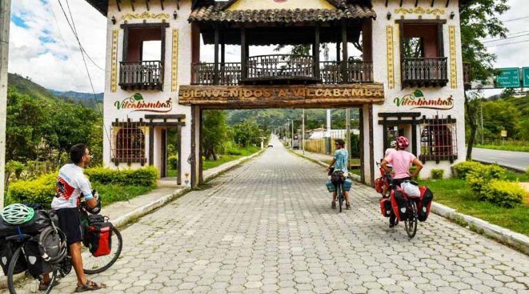 La llegada a Vilcabamba junto a otras jóvenes aventureras francesas (Facebook)