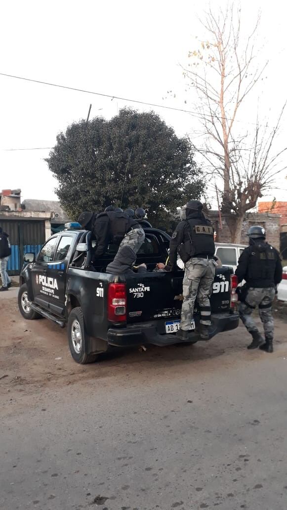 Allanamientos para desbaratar "La banda del Mercado" en Fisherton. (@somosnotrosario)