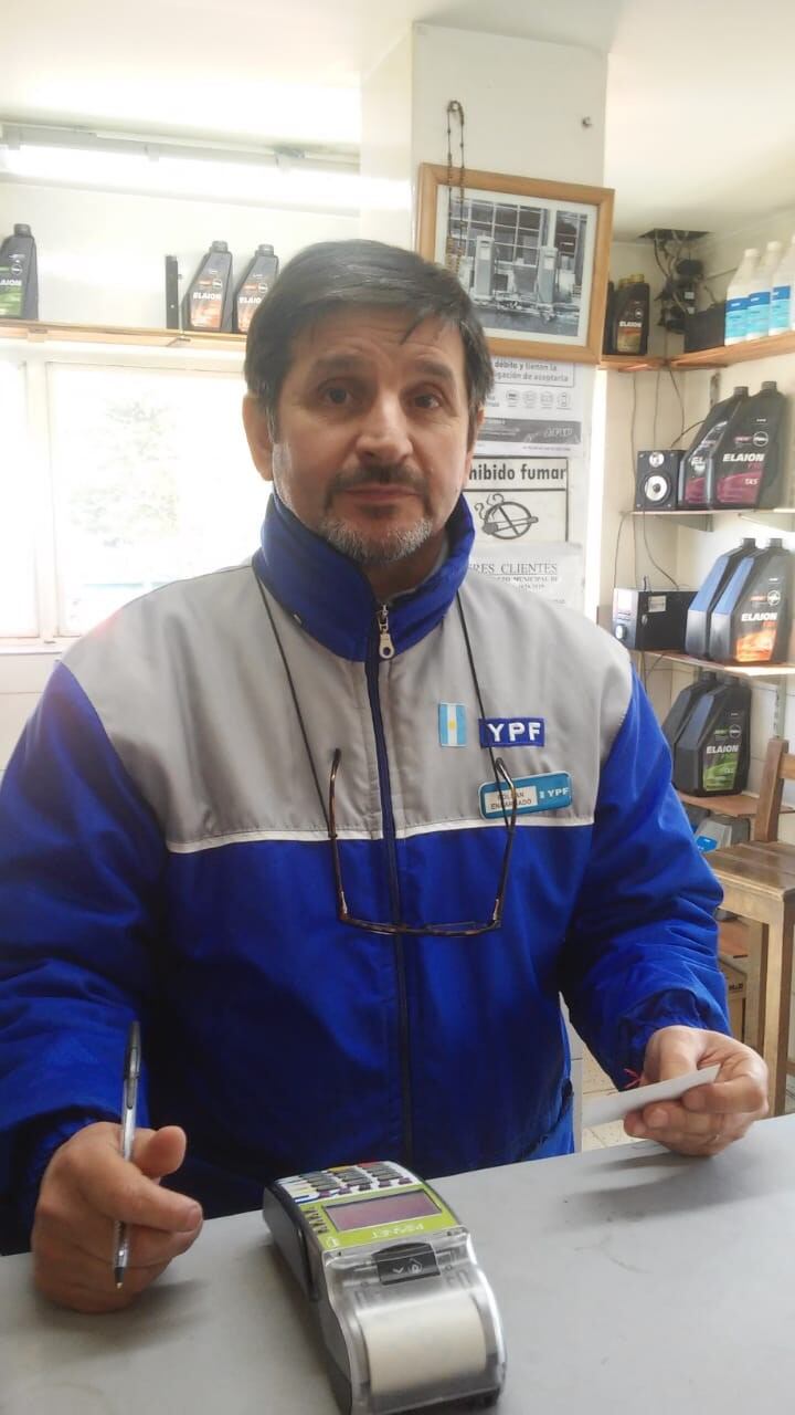 Jorge Roldán, encargado de la YPF Karelovic.