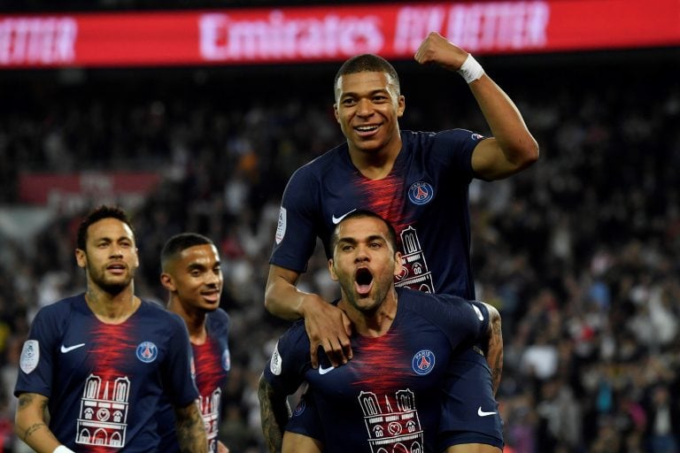 Dani Alves con Mbappé en PSG. Foto Julien de Rosa