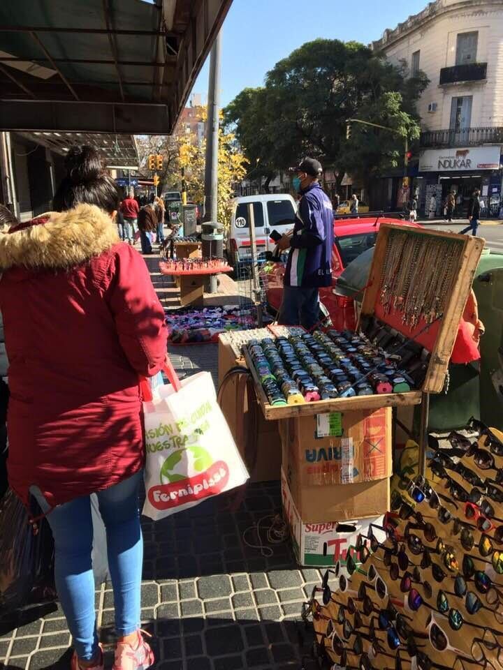 Vendedores ambulanes invadieron las calles del Centro de Córdoba.