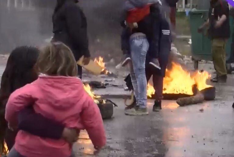 Vecinos cortaron la avenida Ovidio Lagos al 7200. (Captura de pantalla)