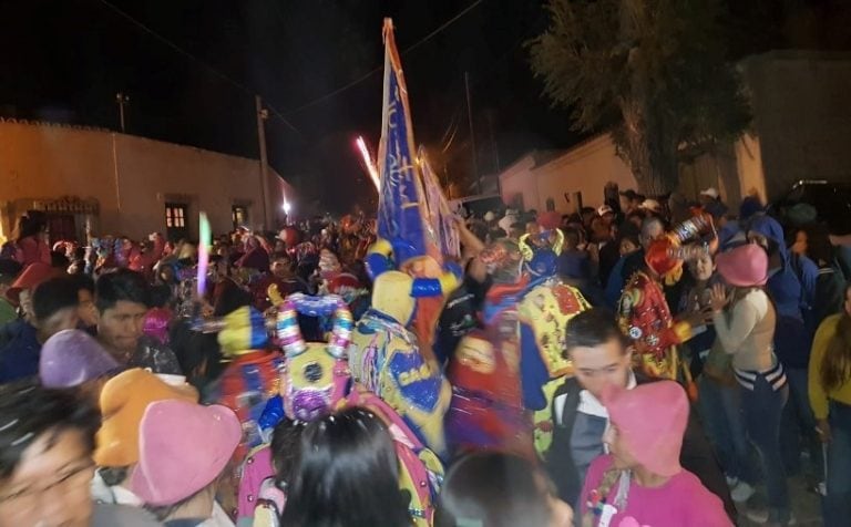 La banda de música pone en movimiento a los comparseros, que cantan y bailan incansablemente.