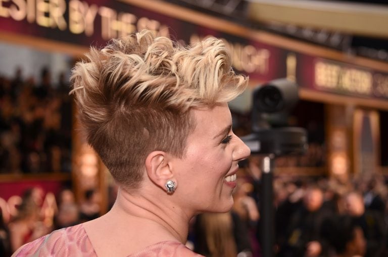 Scarlett Johansson arrives on the red carpet for the 89th Oscars on February 26, 2017 in Hollywood, California.  / AFP PHOTO / Robyn BECK