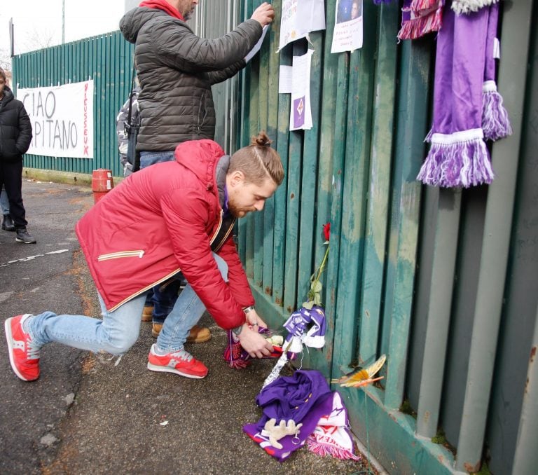 Fanaticos recuerdan a Astori