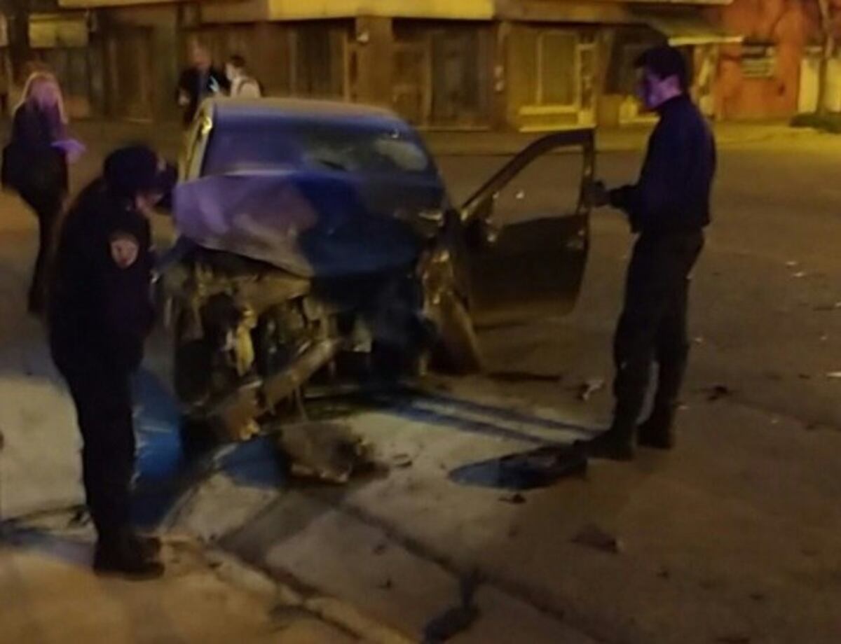 Cuatro heridos después de un fuerte choque entre un auto y un colectivo