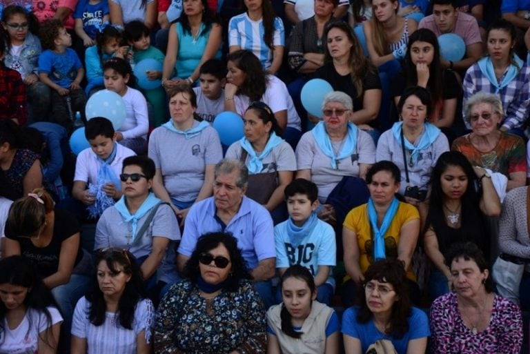 Una multitud en la misa de Corpus Christi de Posadas, identificada con el color celeste. (MisionesOnline)