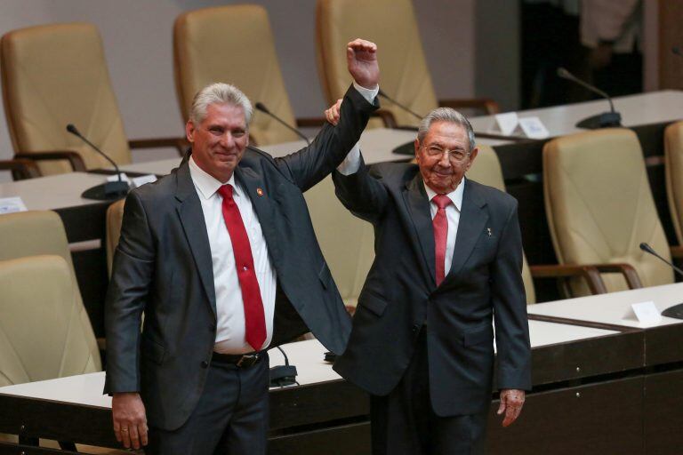 El nuevo presidente electro de Cuba, Miguel Diaz-Canel, junto a Raul Castro. (Foto: REUTERS/Alexandre Meneghini/Pool)