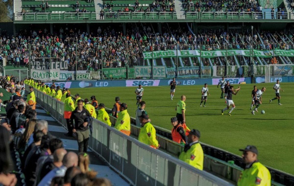 Cómo fue el primer partido de Banfield con su nueva tribuna sin alambrados