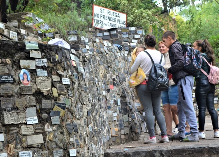 Peregrinos arriban a la Gruta de la Virgen de Lourdes en Alta Gracia