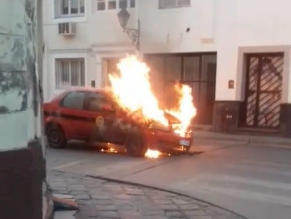 Se incendió un taxi en pleno centro salteño