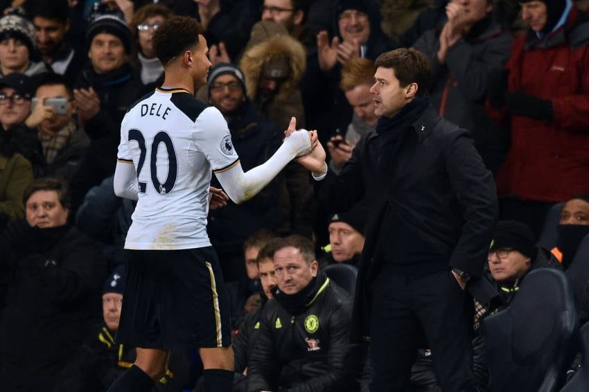 Dele Alli saluda al DT argentino Mauricio Pochettino en sus días en Londres