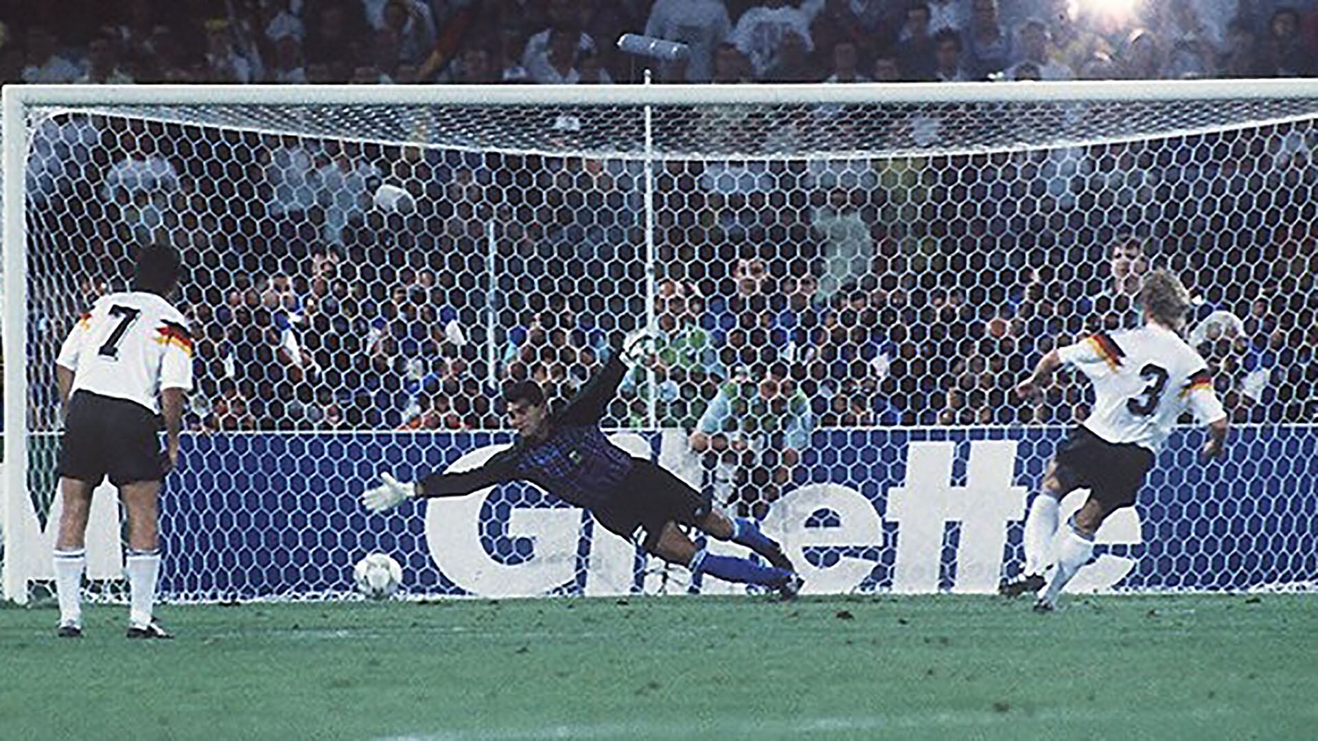 Andreas Brehme en el momento de convertir el penal decisivo de la final ante Argentina.